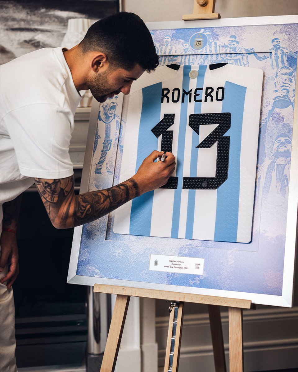 Frame_The_Game's tweet photo. 🎂 ¡Feliz cumple, campeón!

Happy birthday to the rock at the heart of La Albiceleste – here’s to many more years of greatness.

Celebrate Romero’s birthday with a framed &amp; signed shirt in a limited edition frame. https://t.co/A1UVMHsYSV