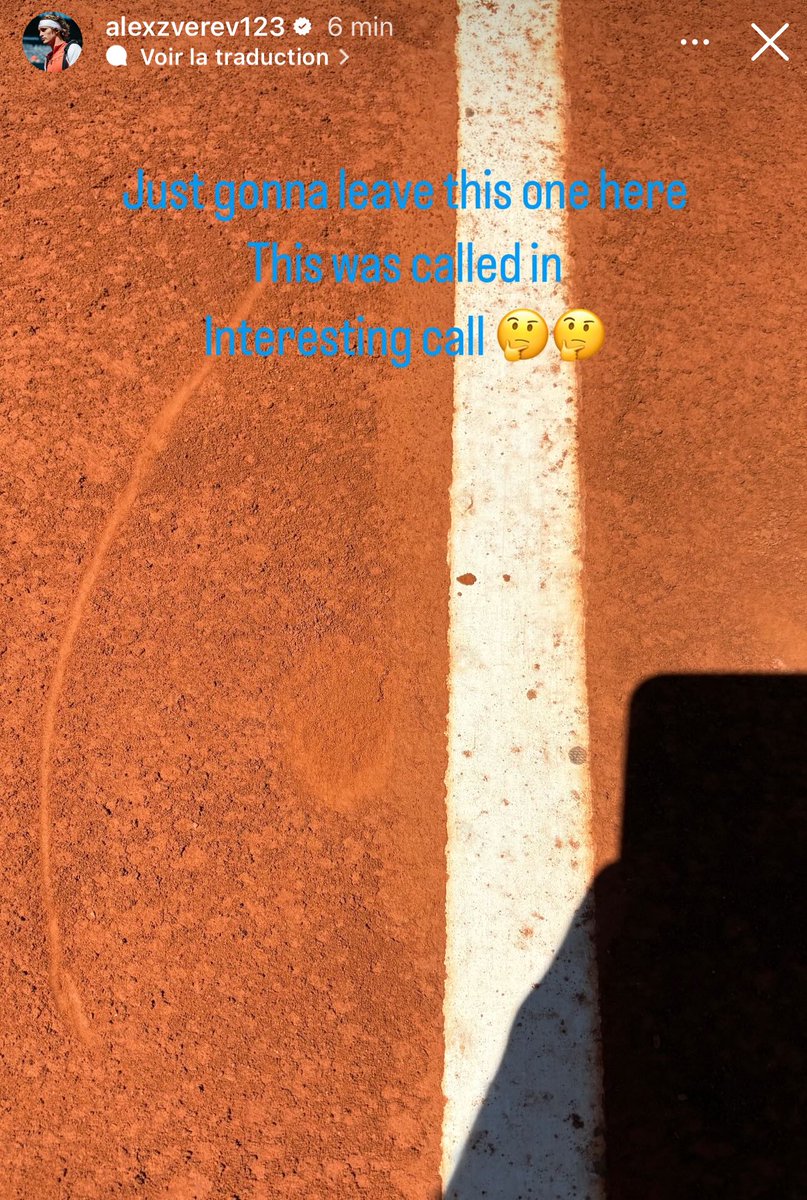 UniversTennis's tweet image. 🗣️🇩🇪 « Je vais juste laisser ça là. Cette balle a été annoncée bonne. »
Alexander Zverev montre sa photo de la balle annoncée bonne par le système électronique lors de son match contre Alejandro Davidovich Fokina à Madrid. 📲