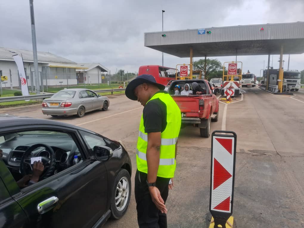 zinaraZW's tweet photo. Thanks to our partnership with @CBZHoldings , @ZITF1  week attendees enjoyed FREE tollgate passes as they drove through Ntabazinduna Tollgate during our #HappyHourPromotion 

#BeOneInAMillion 
#ProudlyCompliant 
#PartnersForProgress 
#HappyCustomers https://t.co/Lz2hjAt879