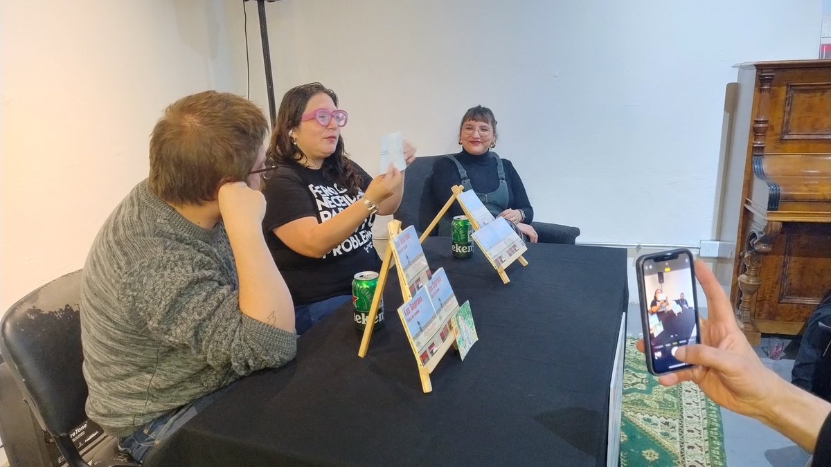 Santiago-Ander (@stgoandereditor) on Twitter photo Fotitos del lanzamiento del libro sobre #LosSoprano, del escritor y guionista Martín Sepúlveda <a href="/Martinservible/">Martin Sepúlveda B.</a>, con ilustraciones de #FaCasol. Presentado por Alejandra Pinto <a href="/Alepin2112/">Alejandra Pinto Lopez 🍉</a> en el <a href="/iipss_org/">IIPSS</a> Saludos y gracias a quienes fueron 🥳📚🚀😎
#ColecciónRelámpago #DeBolsillo Fotitos del lanzamiento del libro sobre #LosSoprano, del escritor y guionista Martín Sepúlveda <a href="/Martinservible/">Martin Sepúlveda B.</a>, con ilustraciones de #FaCasol. Presentado por Alejandra Pinto <a href="/Alepin2112/">Alejandra Pinto Lopez 🍉</a> en el <a href="/iipss_org/">IIPSS</a> Saludos y gracias a quienes fueron 🥳📚🚀😎
#ColecciónRelámpago #DeBolsillo