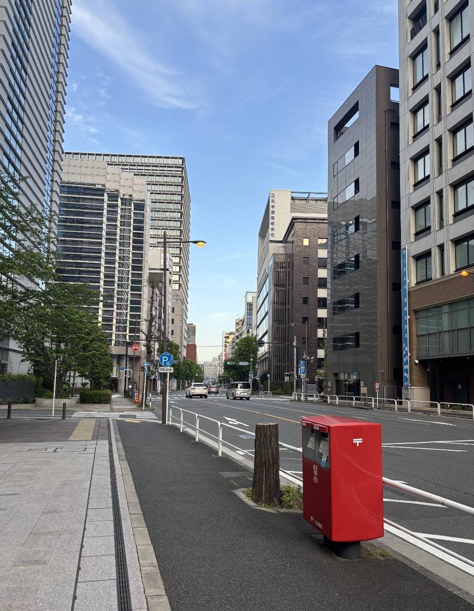 どっちが良い道か
誰が見ても一目瞭然だ！

再開発のため？
市民運動潰しのため？
役所のメンツのため？

樹木の伐採は
全体の環境が悪化するのが
わからないのか？！
#樋口区長 
#坂田副区長
#須貝担当課長 
#神田警察通りの街路樹伐採に反対
