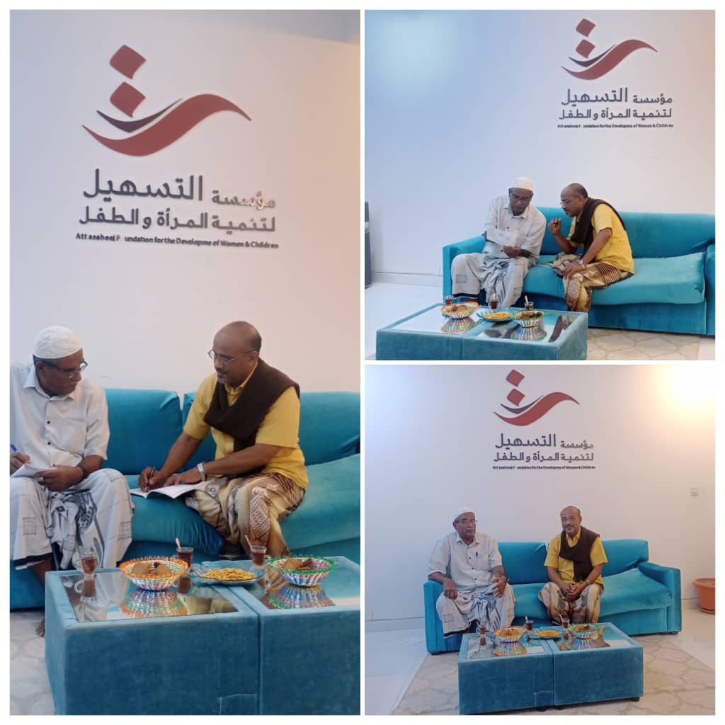 المدير التنفيذي لمؤسسة التسهيل لتنمية المرأة والطفل بتريم يلتقي بالخطاط والرسام المبدع الاستاذ صالح باحشوان .