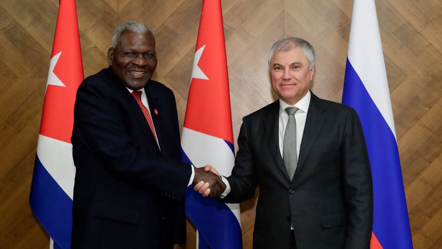 AsambleaCuba's tweet photo. 1/2 
Esteban Lazo: «En el Día del Parlamentarismo Ruso, una entrañable felicitación al Consejo de la Federación y a la Duma Estatal de la Asamblea Federal de la Federación de #Rusia🇷🇺, especialmente a sus presidentes Valentina Matvienko y Vyacheslav Volodin, respectivamente» https://t.co/wXiYQ6yB53