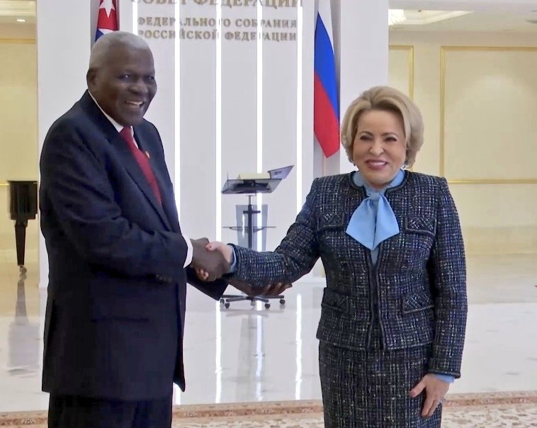 AsambleaCuba's tweet photo. 1/2 
Esteban Lazo: «En el Día del Parlamentarismo Ruso, una entrañable felicitación al Consejo de la Federación y a la Duma Estatal de la Asamblea Federal de la Federación de #Rusia🇷🇺, especialmente a sus presidentes Valentina Matvienko y Vyacheslav Volodin, respectivamente» https://t.co/wXiYQ6yB53