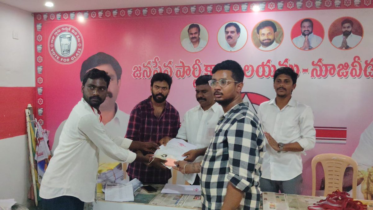 NagababuPasam's tweet image. జనసేన పార్టీ అధ్యక్షులు శ్రీ @PawanKalyan గారి ఆదేశాల మేరకు పార్టీ కార్యకర్తలకు భరోసా కల్పించే క్రియాశీలక సభ్యత్వ కార్డులను @JanaSenaParty కేంద్ర కార్యాలయ సిబ్బంది, నూజివీడు ఇంచార్జీ బర్మా ఫణి బాబు ఆధ్వర్యంలో సభ్యత్వ నమోదు వాలంటీర్లుకు అందజేయడం చేయండి
#JSPActivemembership