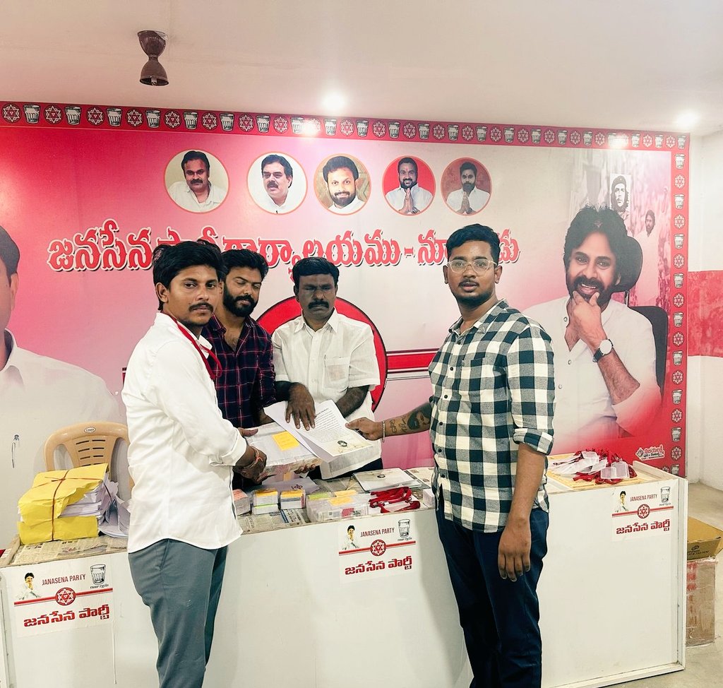 NagababuPasam's tweet image. జనసేన పార్టీ అధ్యక్షులు శ్రీ @PawanKalyan గారి ఆదేశాల మేరకు పార్టీ కార్యకర్తలకు భరోసా కల్పించే క్రియాశీలక సభ్యత్వ కార్డులను @JanaSenaParty కేంద్ర కార్యాలయ సిబ్బంది, నూజివీడు ఇంచార్జీ బర్మా ఫణి బాబు ఆధ్వర్యంలో సభ్యత్వ నమోదు వాలంటీర్లుకు అందజేయడం చేయండి
#JSPActivemembership