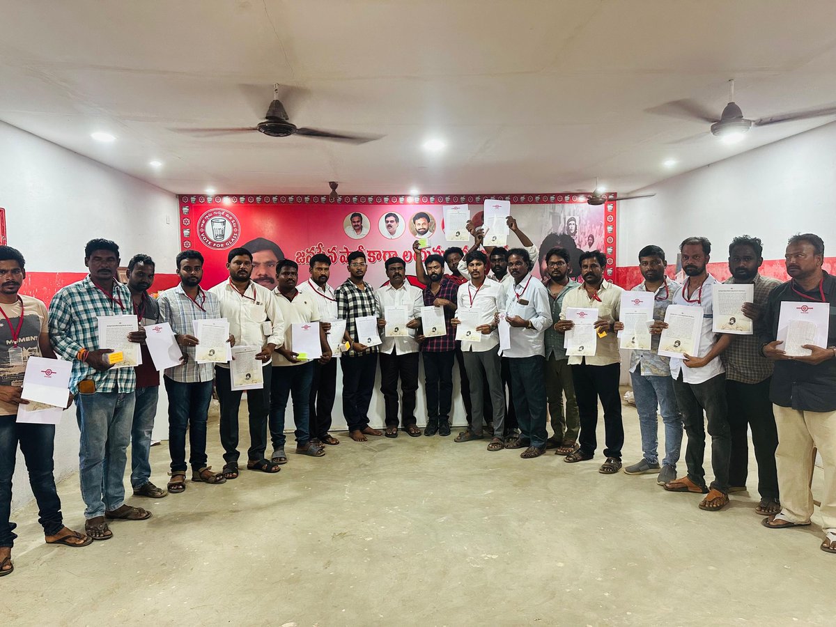 NagababuPasam's tweet image. జనసేన పార్టీ అధ్యక్షులు శ్రీ @PawanKalyan గారి ఆదేశాల మేరకు పార్టీ కార్యకర్తలకు భరోసా కల్పించే క్రియాశీలక సభ్యత్వ కార్డులను @JanaSenaParty కేంద్ర కార్యాలయ సిబ్బంది, నూజివీడు ఇంచార్జీ బర్మా ఫణి బాబు ఆధ్వర్యంలో సభ్యత్వ నమోదు వాలంటీర్లుకు అందజేయడం చేయండి
#JSPActivemembership