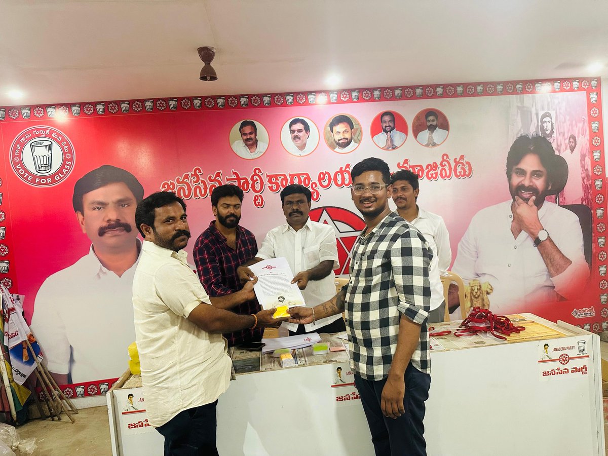 NagababuPasam's tweet image. జనసేన పార్టీ అధ్యక్షులు శ్రీ @PawanKalyan గారి ఆదేశాల మేరకు పార్టీ కార్యకర్తలకు భరోసా కల్పించే క్రియాశీలక సభ్యత్వ కార్డులను @JanaSenaParty కేంద్ర కార్యాలయ సిబ్బంది, నూజివీడు ఇంచార్జీ బర్మా ఫణి బాబు ఆధ్వర్యంలో సభ్యత్వ నమోదు వాలంటీర్లుకు అందజేయడం చేయండి
#JSPActivemembership