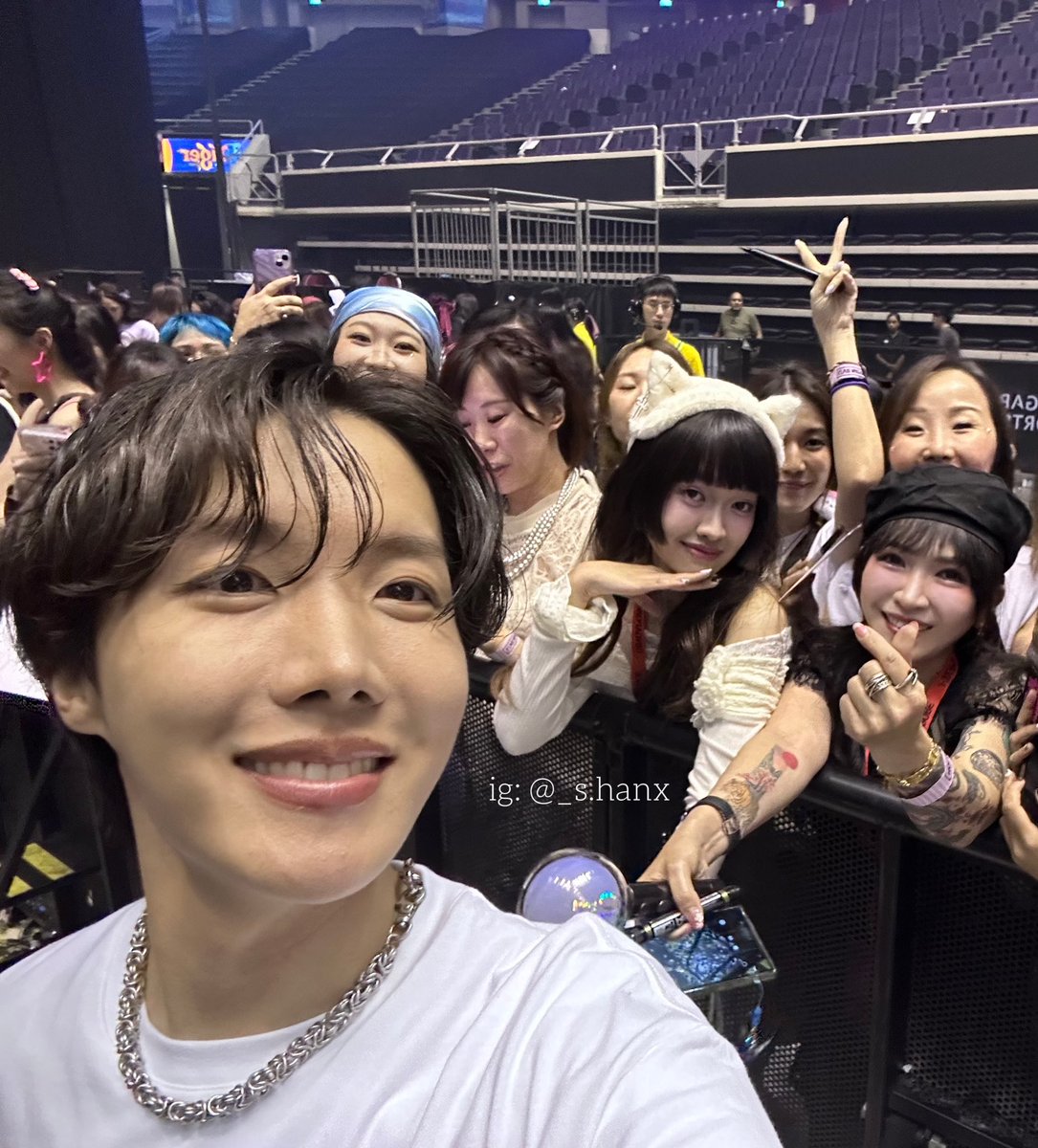 mxowixhan's tweet photo. he took my phone!!! 😭 this has to be a dream I STILL CANNOT BELIEVE THIS IS REAL WTF 😭😭😭

thank you for coming hobi, thank you for being our hope, thank you for being an amazing artist THANK YOU THANK YOU HOSEOK 💜

#HOPE_ON_THE_STAGE_TOUR_SINGAPORE
#HOPE_ON_THE_STAGE_TOUR https://t.co/fAOhVeXCTv
