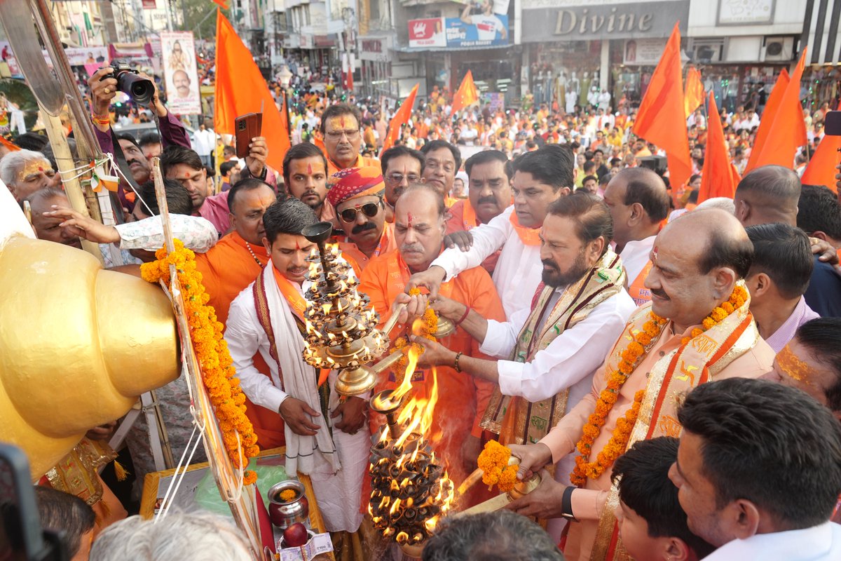ombirlakota's tweet photo. भगवान परशुराम जी के प्राकट्य महोत्सव के पावन अवसर पर कोटा में आयोजित भव्य शोभायात्रा में सम्मिलित होकर आध्यात्मिक ऊर्जा का अनुभव हुआ। भगवान परशुराम जी का जीवन धर्म, न्याय, साहस और सेवा का आदर्श है। वे केवल योद्धा नहीं, बल्कि धर्म और मर्यादा के लिए समर्पित तपस्वी थे। यह शोभायात्रा सामाजिक एकता, धार्मिक चेतना और नई पीढ़ी को मूल्यों से जोड़ने का प्रेरक संदेश लेकर निकली है। मुझे विश्वास है कि हमारी युवा पीढ़ी भगवान परशुराम जी के सत्य, शास्त्र और न्याय के आदर्शों को आत्मसात कर समाज और राष्ट्र को नई ऊँचाइयों तक पहुँचाएगी।
 
#kota