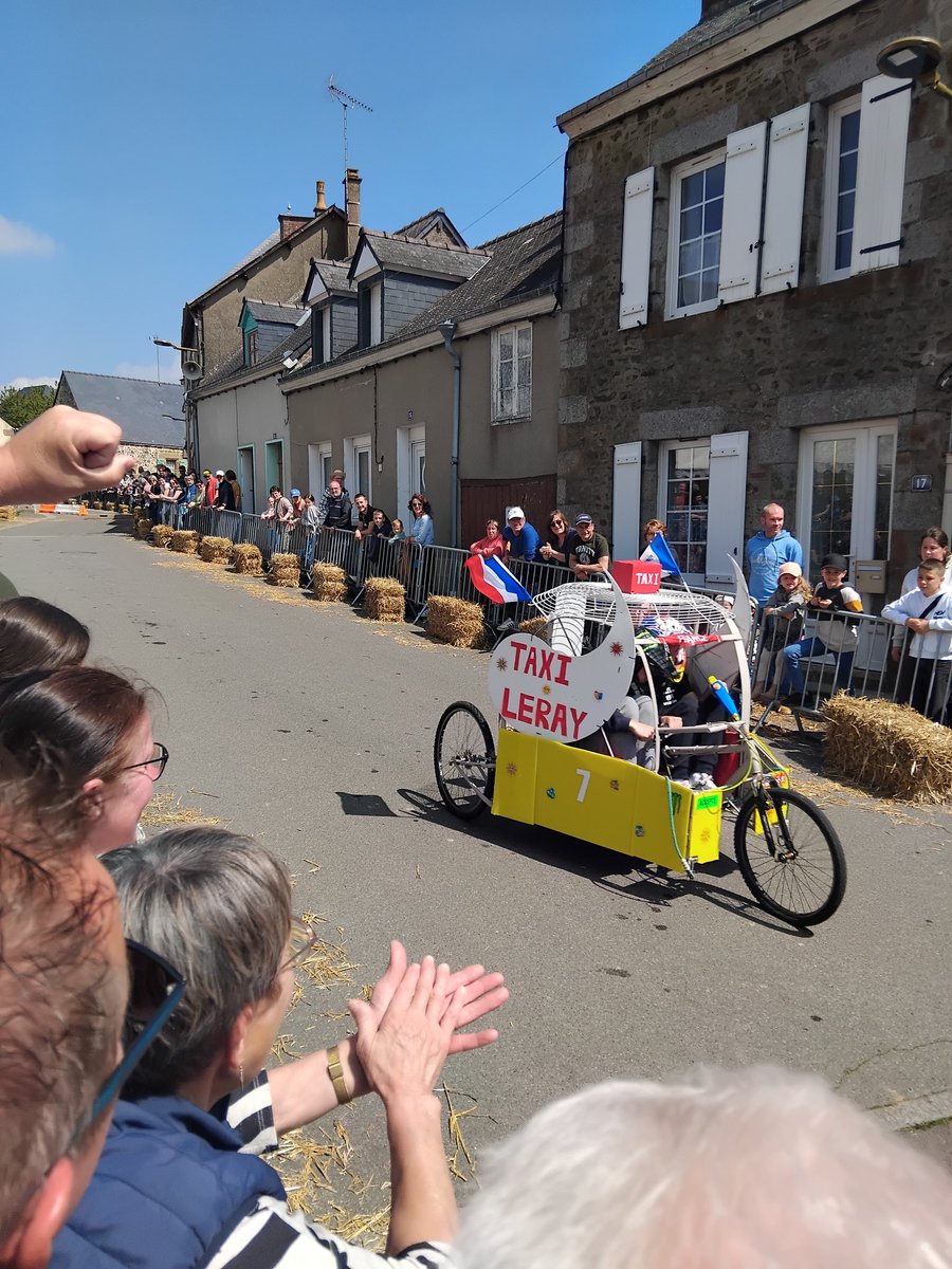 AlexandreMrd53's tweet photo. Beaucoup de monde à #Montenay pour accueillir sous le soleil la 1ère édition de course de caisses à savon. Une belle initiative proposée par le comité des fêtes. Bravo à eux et à l'ensemble des #bénévoles pour ce beau moment 👏 !! #bénévolat #Mayenne https://t.co/d77iCplgNO