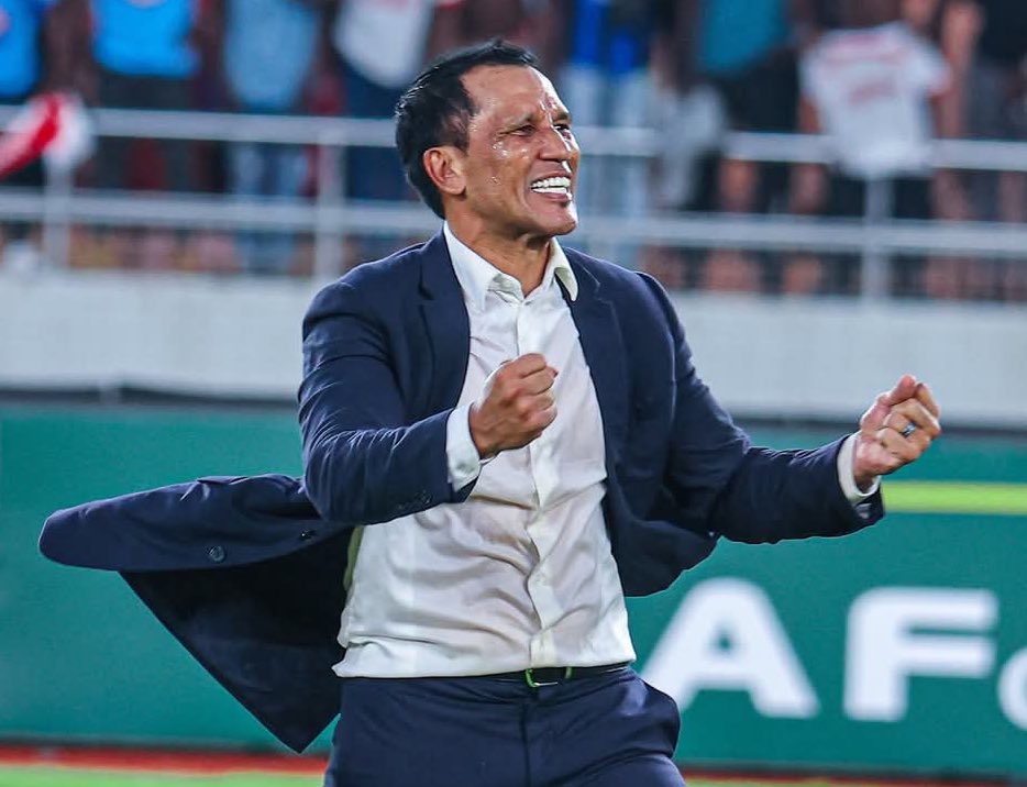 Alikuta timu haina muunganiko mzuri, akakuta wachezaji wengi ni wapya lakini bado ametufikisha Fainali ya CAF. Respect sana kwa fundi wa Soka, Maestro Don Fadlu Davids. Retweet mpaka imfikie huko alipo Durban Afrika kusini.
