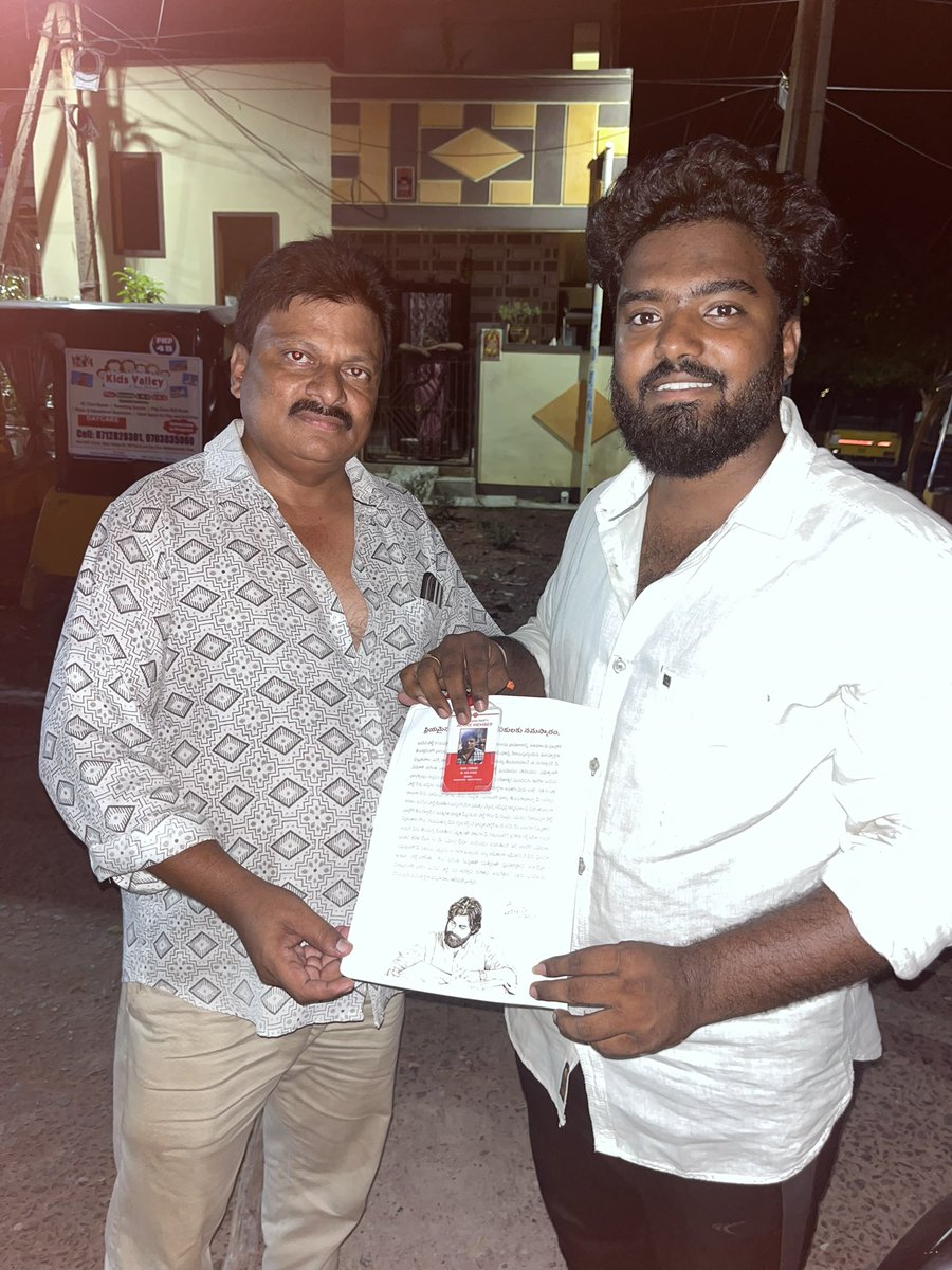 Venky_Pothina's tweet image. భీమిలి నియోజకవర్గం 6వ వార్డు లో జనసేన క్రియాశీలక సభ్యత్వ కిట్లు పంపిణీ చేయడం జరిగింది.జనసేన పార్టీ అధ్యక్షులు శ్రీ కొణిదల పవన్ కళ్యాణ్ గారికి ధన్యవాదములు తెలిపిన జనసైనికులు, జనసేన నాయకులు 🙏
@PawanKalyan @DrSandeepJSP @JanaSenaParty @JSPShatagniTeam 
#JspActiveMembership