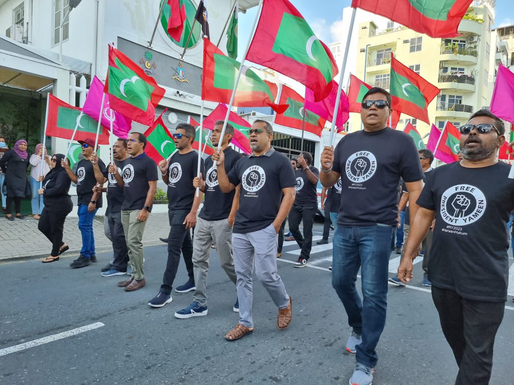 ރައީސް ޔާމީނަށް ކުރަނީ ސިޔާސީ ދަޢުވާއެއްކަމާއި ޖަހާފައިވަނީ ހަރާމްހުކުމެއް ކަމަށް ބުނެ އެމަނިކުފާނުގެ ހުސް ގޮނޑި ބޭނުންކޮށްގެން ވެރިކަމަށް ވަޑައިގަނެ ހަމަ އެޝަރީއަތް ކުރިޔަށް ގެންދިއުމުން މުއިއްޒުގެ ދެފުށްކެހެރިކަން ސާފުވޭ. މާދަމާ މުއިއްޒު އަނދިރި ފަރާތް ހާމަވާނެ.