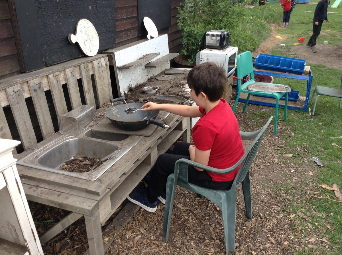 NorthDuffieldSc's tweet image. Painting with water, cooking with mud, sledging on grass, experimenting with loose parts - there’s always something for everyone to do at lunchtimes in our inclusive @OPAL_CIC play zones. #PlanForPlay