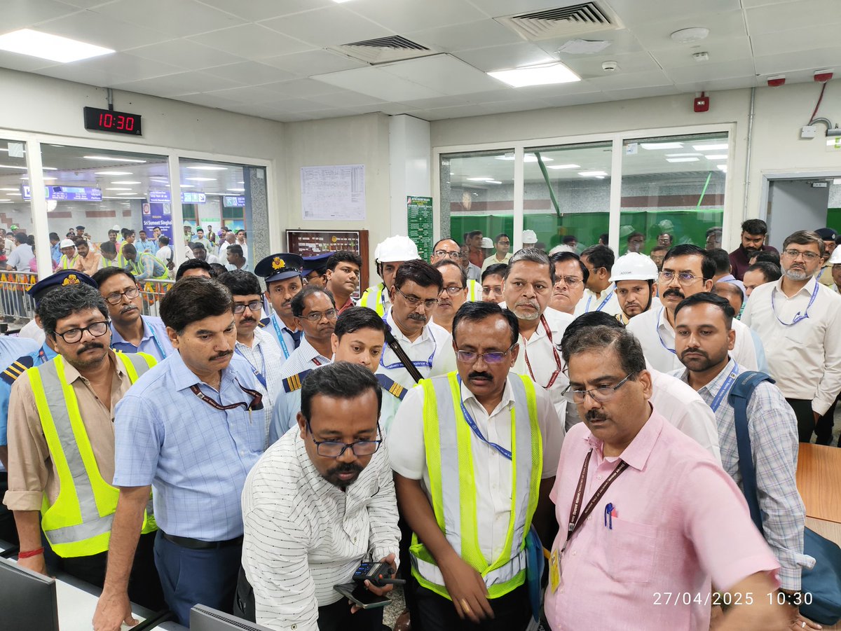 metrorailwaykol's tweet image. Shri Sumeet Singhal, Commissioner of Railway Safety (CRS),NF Circle inspected the #Esplanade-#Sealdah section of #GreenLine today. Shri Anuj Mittal, PCE/#MetroRailway &amp;amp; MD/#KMRCL &amp;amp; other high-level officials accompanied CRS during this inspection.