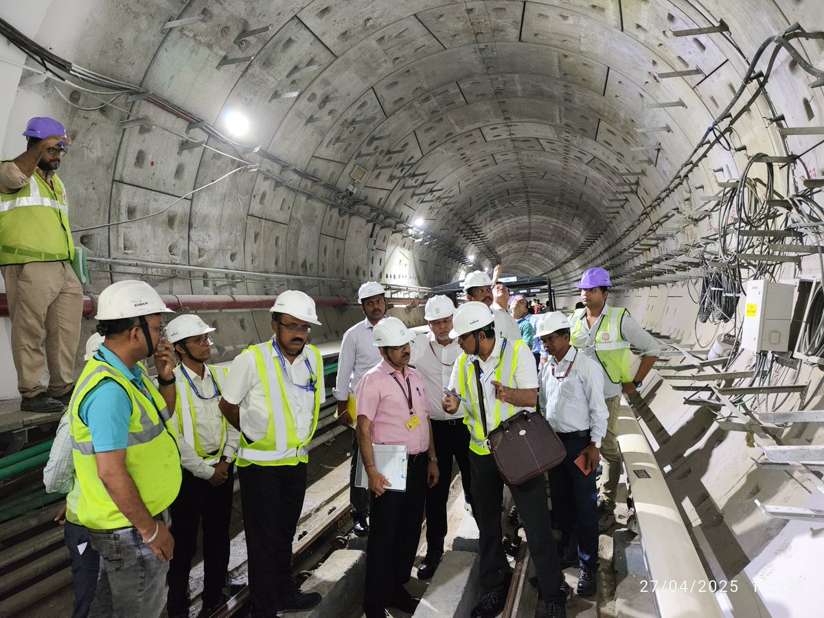 metrorailwaykol's tweet image. Shri Sumeet Singhal, Commissioner of Railway Safety (CRS),NF Circle inspected the #Esplanade-#Sealdah section of #GreenLine today. Shri Anuj Mittal, PCE/#MetroRailway &amp;amp; MD/#KMRCL &amp;amp; other high-level officials accompanied CRS during this inspection.