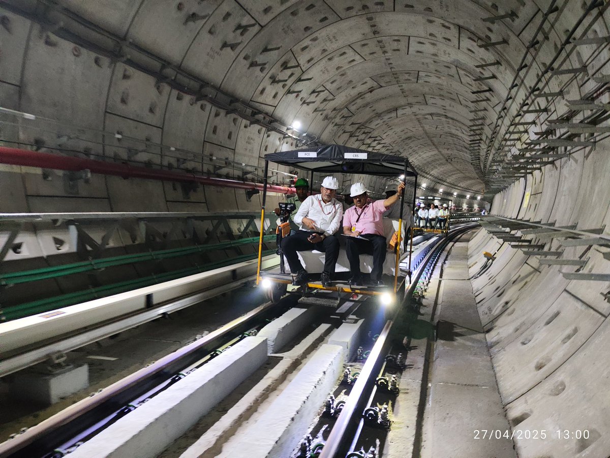 metrorailwaykol's tweet image. Shri Sumeet Singhal, Commissioner of Railway Safety (CRS),NF Circle inspected the #Esplanade-#Sealdah section of #GreenLine today. Shri Anuj Mittal, PCE/#MetroRailway &amp;amp; MD/#KMRCL &amp;amp; other high-level officials accompanied CRS during this inspection.
