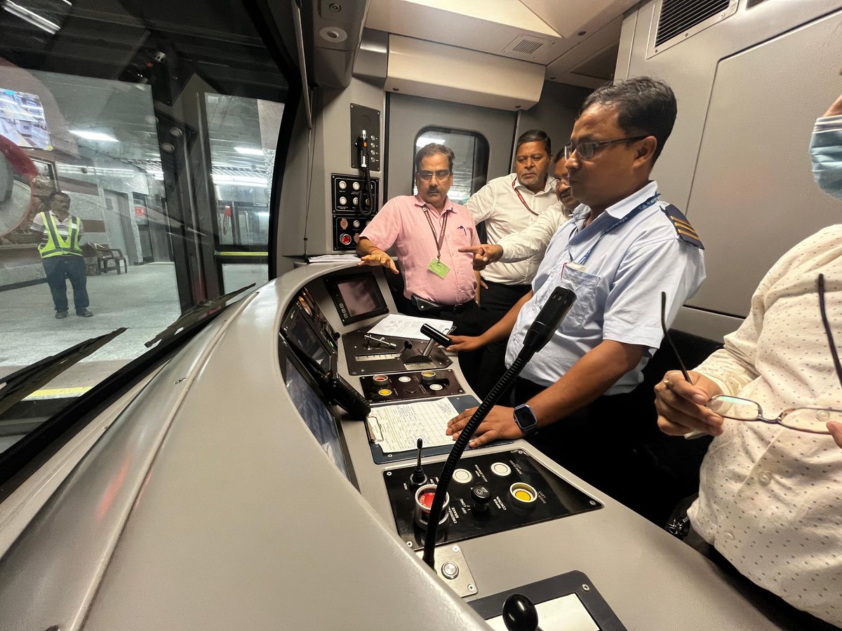 metrorailwaykol's tweet image. Shri Sumeet Singhal, Commissioner of Railway Safety (CRS),NF Circle inspected the #Esplanade-#Sealdah section of #GreenLine today. Shri Anuj Mittal, PCE/#MetroRailway &amp;amp; MD/#KMRCL &amp;amp; other high-level officials accompanied CRS during this inspection.