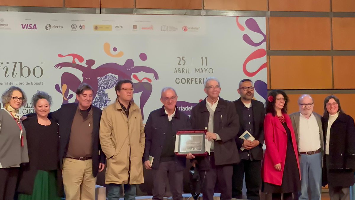 La poesía al final trata de la amistad y resultó muy bonito y emotivo ver a un grupo de amigos homenajeando al Maestro Darío Jaramillo Agudelo, inmenso poeta colombiano.
<a href="/lgm_com/">Luis García Montero</a> <a href="/colombiahoy/">Jorge Orlando Melo</a>
<a href="/Luna_Libros/">Luna Libros</a> <a href="/catgonres/">Catalina González Rpo.</a> <a href="/JursichMario/">Mario Jursich</a> <a href="/FILBogota/">FeriadelLibroBogotá</a> <a href="/CorferiasBogota/">Corferias</a> <a href="/Banrepcultural/">Banrepcultural</a>