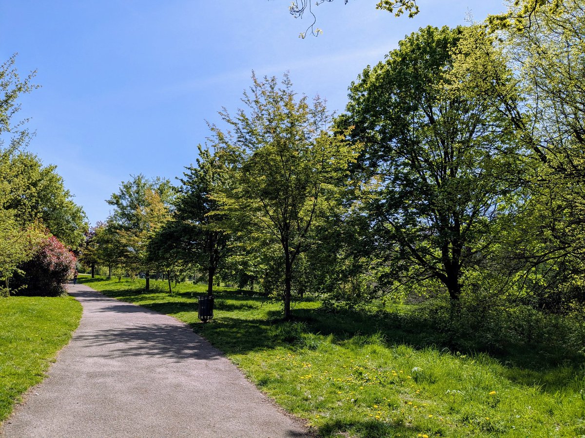 clairevhill's tweet photo. Lovely day, walk & St George's Day parade through Knowle. #HighSt #park https://t.co/SvxNXyVdPO