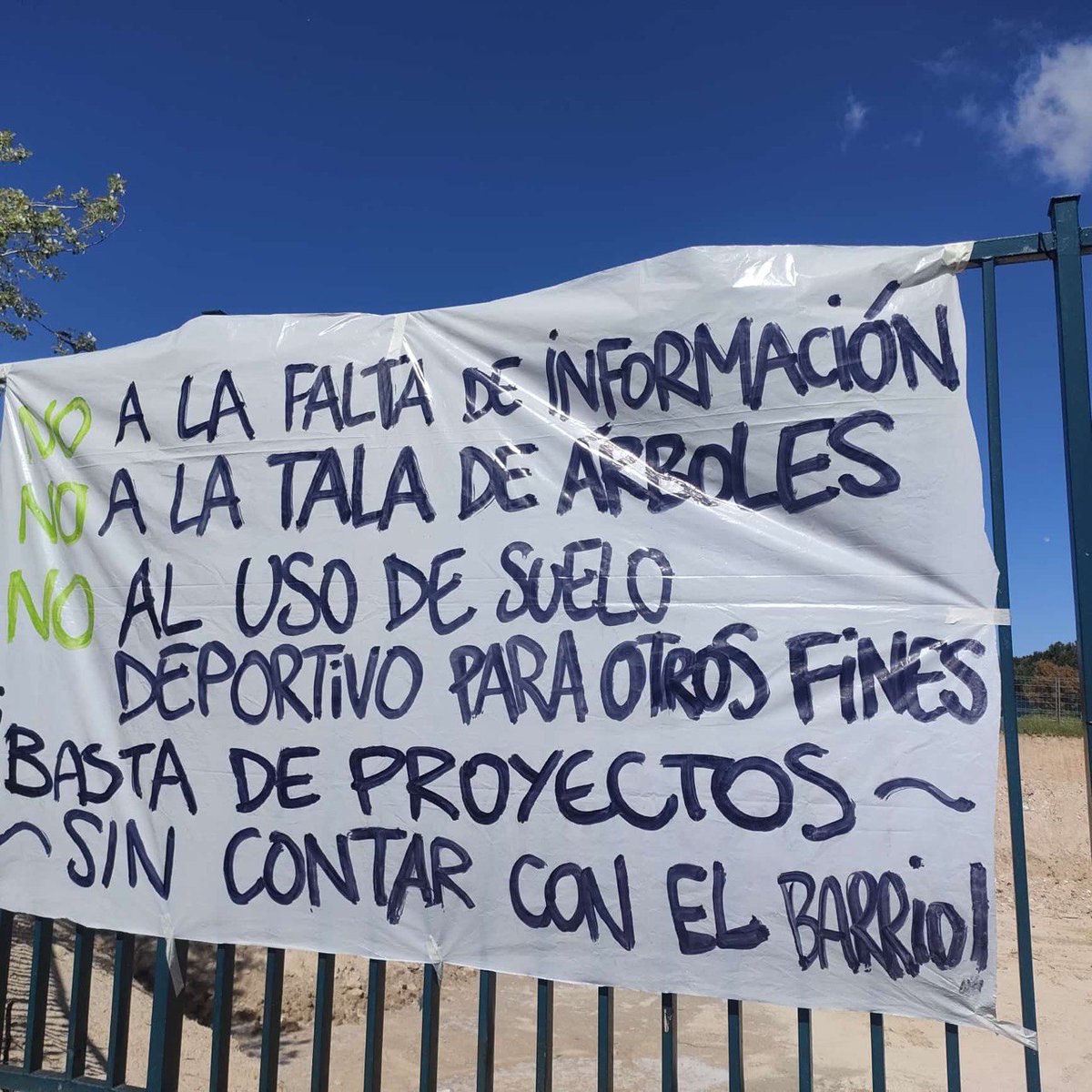 📢 El vecindario de Hortaleza vuelve a salir a la calle contra la construcción de cantón de limpieza dentro del polideportivo que también amenaza un pinar

Tercera concentración contra la opacidad del Ayuntamiento: el barrio es nuestro y lo defendemos, señor <a href="/bcarabante/">Borja Carabante</a>