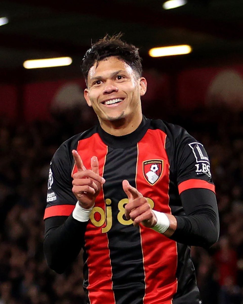 فضلته على بوين
اخذ طرد و تسبب ان الفريق يلعب 10 و يضيع كليت كيركيز 💔