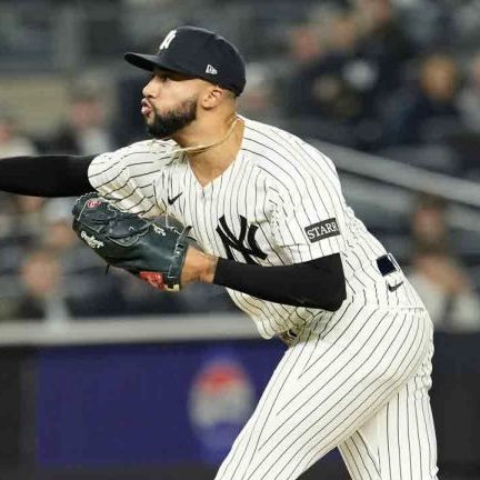 TalkinYanks's tweet photo. Aaron Boone says Devin Williams has been removed from the closer role, per @JackCurryYES 

Boone says Luke Weaver will get “a lot” of the save opportunities. Boone told Williams they want him to gain some momentum before hopefully returning to being the closer https://t.co/rzaKGbCucd
