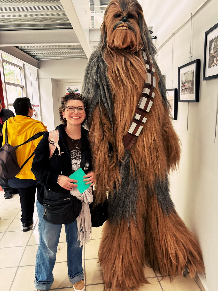 KabLily's tweet photo. Encore une très bonne convention à Cusset pour la #GenSW2025 ! Merci à @GenStarWars, à tous les bénévoles, les cosplayeurs, les conférenciers et bien sûr les acteurs. Je fais 1m55 donc par rapport à Joonas Suotamo ou à un wookie… soyez indulgents 🤣 https://t.co/W33YmLVegR