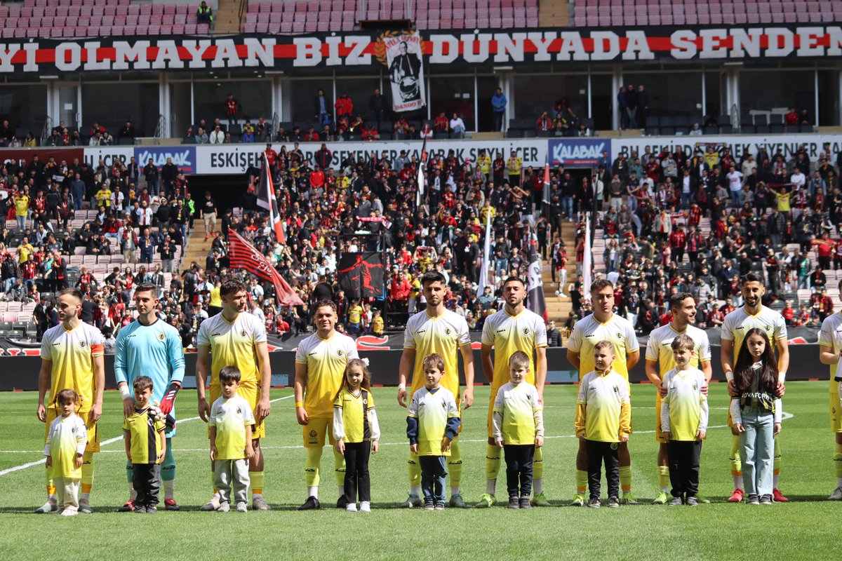Bu evlatları, bu aslan parçalarını, kader birliği yol birliği yaptığım, fedakarca tüm imkansızlıkları kabul edip, şerefli bir şekilde bu sene verdikleri emeği çabayı isteği arzuyu unutmayın unutturmayın, size hakkım sonuna kadar helaldir can kardeşlerim