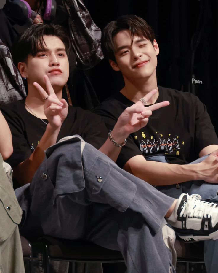 ThitWin32953's tweet photo. Black colour is magical🖤
My love ones in black are so handsome🏀🐧🖤
We miss them soooooo much.💗 https://t.co/KphVEMKY6p