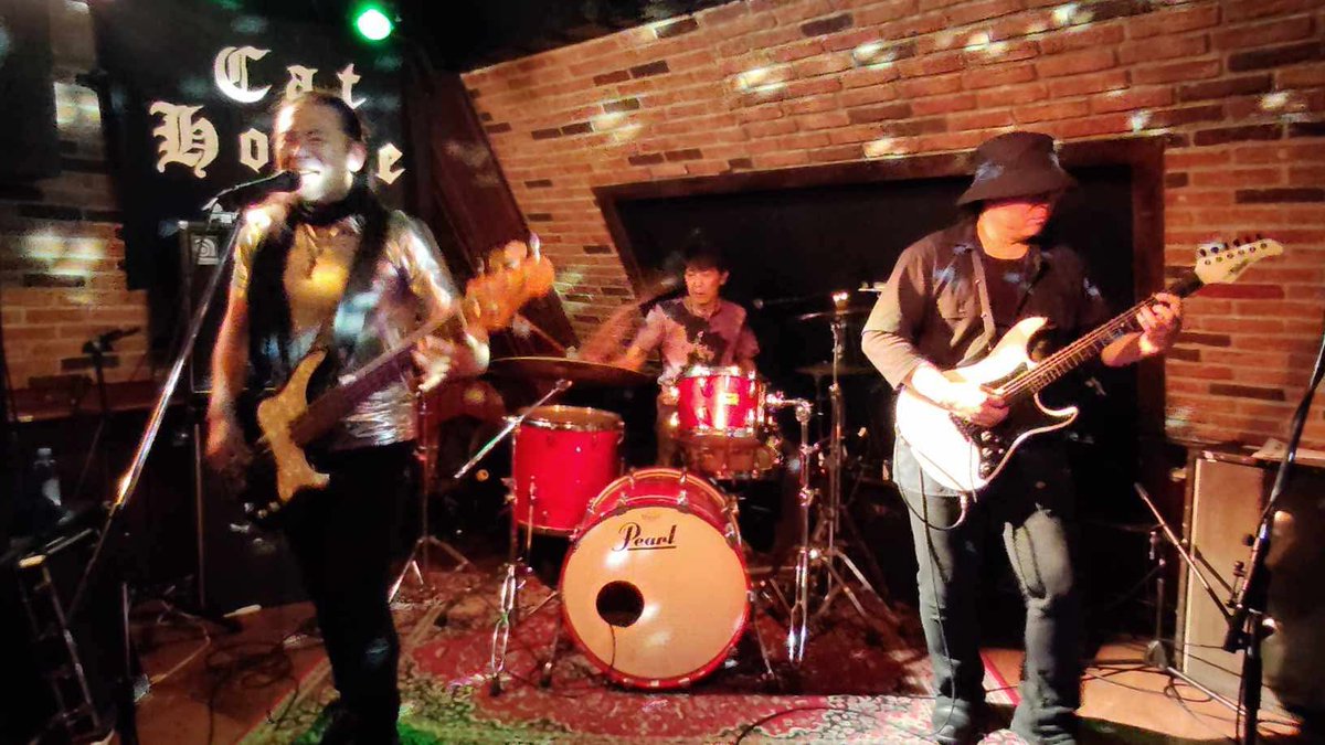 【御礼】
意外ながら今回初出演となったCathouse JapanでのLIVE終了!!
ご来場の皆さん、TAKEさん&amp;UCKYさん、対バンのMoonshineならびにJean Beamの皆さん、心からありがとうございました!!!
大半がカヴァーという異色のセットでしたが、お楽しみいただけたなら幸いです🙇

取り急ぎ御礼まで!!!
