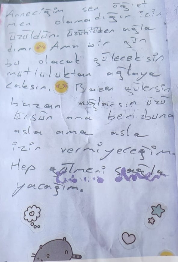 Suat_Ozcagdas's tweet photo. 📌Atanmayan öğretmen sorunu sadece öğretmenlerin değil; ailelerin, çocukların ve ülkemizin sorunudur! Gökçe de o çocuklarımızdan biri...

İşte Gökçe'nin Ulus'tan bize söyledikleri ve mektubu:

"Ben Gökçe. Annem biyoloji öğretmeni. Yıllardır ders çalışıyor. Bana babannem bakıyordu annem ders çalışırken. Sınava az zaman kaldığında neredeyse hiç yanıma da gelmiyordu. 

Annem benim okul etkinliklerime hiç katılamadı. Sadece 23 Nisan'ıma geldi. Annem sınavının çok iyi geçtiğini söylemişti ve sonuçlar açıklandığında hepimiz çok mutlu olduk, mutluluktan ağladık hatta. 73. olmuş annem. 

Sonra sayılar açıklandı, ben de evdeydim, annem çok ağladı. Bana sarıldı ağladı. Sonra babam işten geldi babama sarılarak ağladı. Annemin üzülmesini istemiyorum ama elimden bir şey gelmedi. Sadece ona bir mektup yazdım. Mektubumu okumak istiyorum."👇👇

#ÖğretmenlerPazarGünüUlusta #atanmayanöğretmen #mülakat #ÖğretmenUlustaEkAtamaNerede