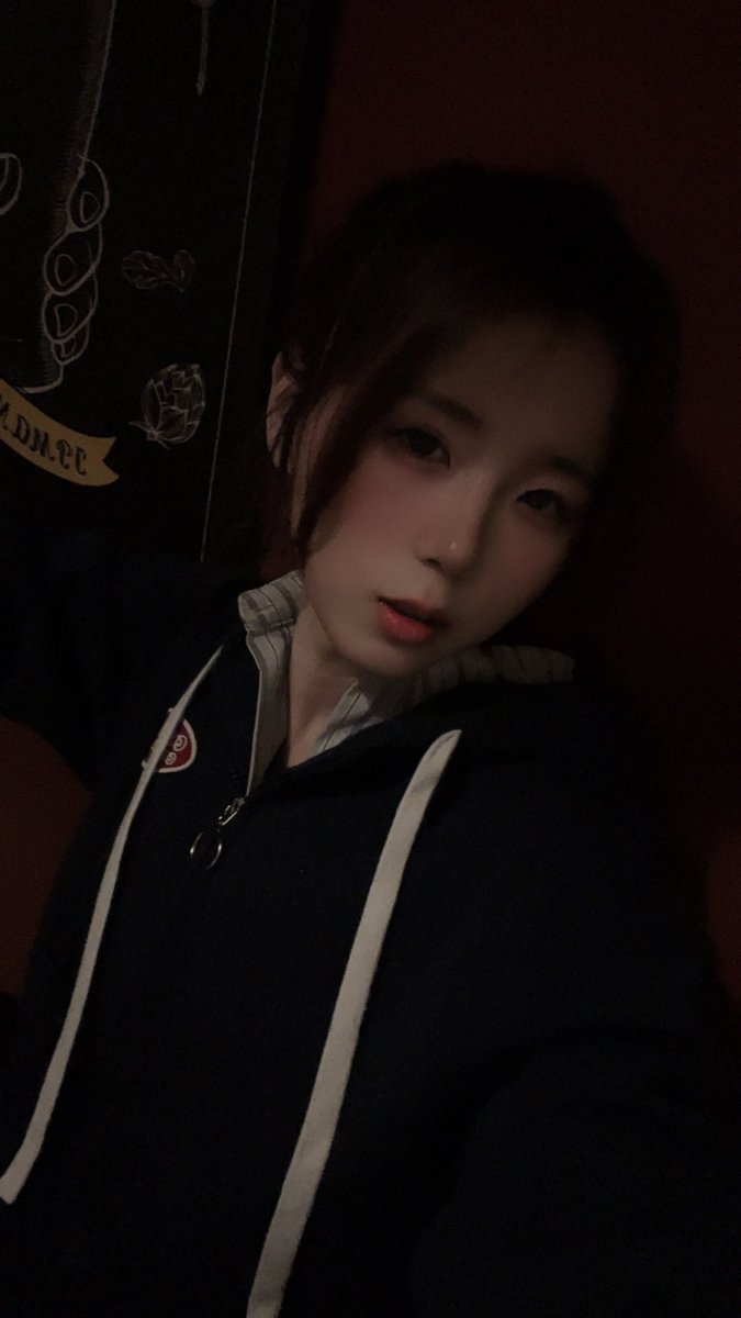 绝了，难得素颜出来喝个酒，给老子喝出腮红了都