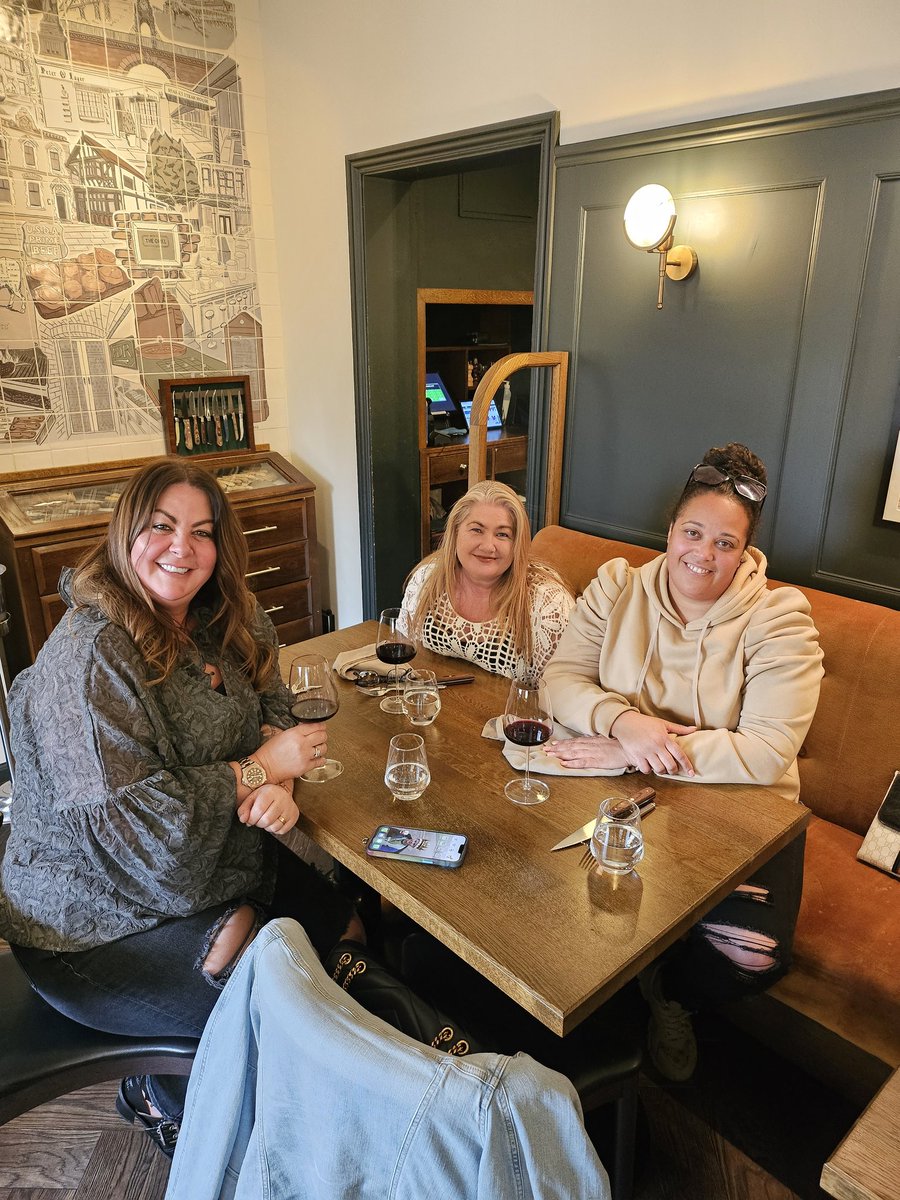 zoemufc's tweet image. Birthday celebrations with these beauties 🍷🍸🍽🎉