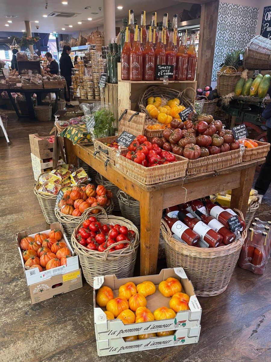 Emilymelhor14's tweet photo. Tomatoes as far as the eye can see! Anyone for Sunday roast prep? #Happysunday   #MarketGoals #Foodie https://t.co/lm1T9NgCvH