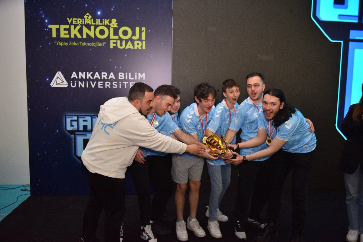 VeFuar's tweet image. 🎮 GAMEON Verimlilik ve Teknoloji Turnuvası’nın kazananı
🏆PCIFIC Esports oldu!

Çok çekişmeli anlara sahne olan Turnuva’ya katılan tüm takımlara teşekkür ediyor, Turnuva’nın şampiyonu PCIFIC Esports takımını kutluyoruz.

#GAMEONVT #VerimlilikveTeknolojiFuarı2025