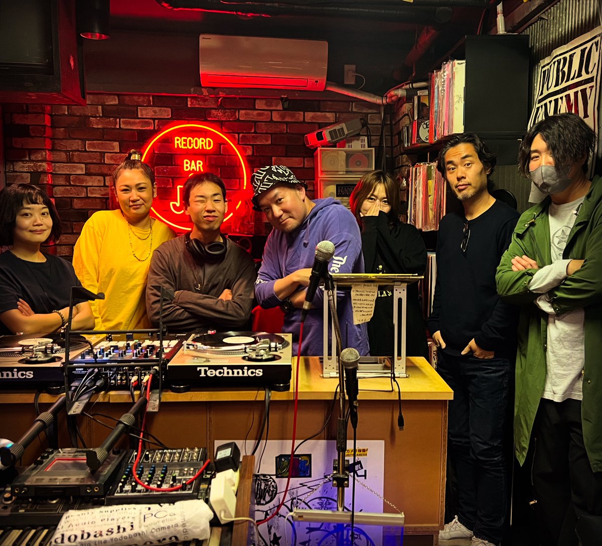 recordbar_jbc's tweet photo. 今日はRECORD BAR JBCスタッフが集まってmeeting!
6月で当店も5周年になります!
新たなBARスタッフも増えて楽しくやっておりますので、ぜひお気軽にご来店くださいませ😊
#recordbarjbc
#dj
#bartender
#神保町 https://t.co/WVkhEr3J70