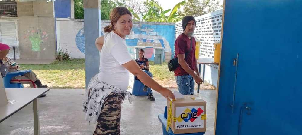 Con alegría y compromiso luciteños se acercan a los centros electorales de Paz Castillo para votar y elegir 26 proyectos en cada uno de los 26 circuitos comunales. 140 mil funcionarios del Plan República se despliegan en todo el país. ➕ Democracia ➕ participación ➕ Pueblo