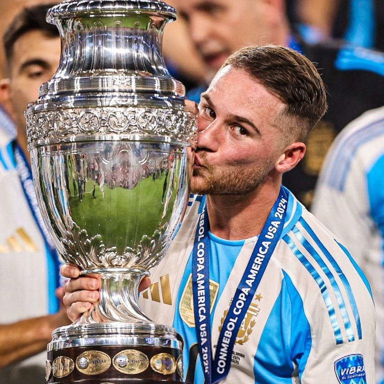 🇦🇷 Alexis Mac Allister wins the Premier League with Liverpool!

🏆 World Cup 2022 
🏆 Carabao Cup 2024 
🏆 Copa América 2024 
🏆 Premier League 2025