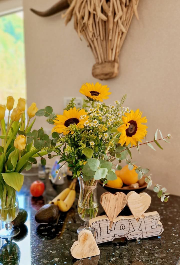 grandebougie's tweet image. Si j&apos;adore autant le tournesol c&apos;est parce qu’il ne perd pas de temps avec des ombres.
Pour s&apos;épanouir il regarde toujours vers le soleil.
Merci les amis.😘
#Dimanche #DimancheDouceur #Amis