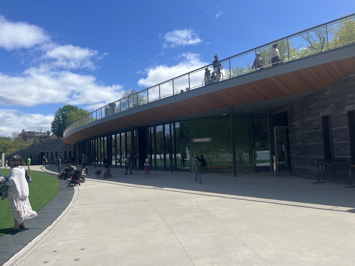 Après près de quatre ans de travaux et une facture de 160 millions de dollars la patinoire et piscine de Central Park jadis connue sous le nom de Lasker rouvre. Les abords du lac Harlem Meer ont aussi réaménagés