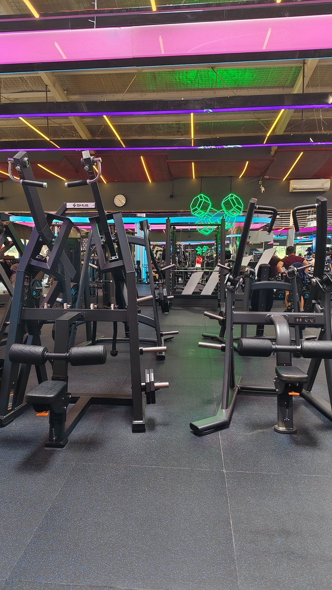 Rends1i1i's tweet photo. Aseli malu bgt pertama kali gym, gak ngerti sama sekali pake alat nya njir...!! Paling bener rebahan aja udeh wkwkwk dirumah https://t.co/HUzxJwulR8