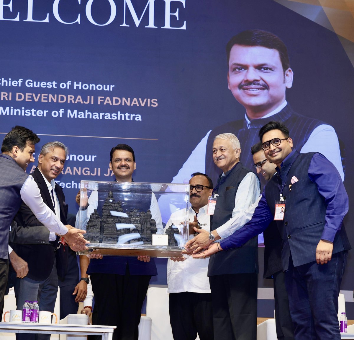 देशातील पहिली 'इंटिग्रेटेड स्मार्ट इंडस्ट्रियल सिटी' छत्रपती संभाजीनगर येथे सुरू

मुख्यमंत्री देवेंद्र फडणवीस यांनी छत्रपती संभाजीनगर येथे, 'चेंबर ऑफ मराठवाडा इंडस्ट्रीज अँड अ‍ॅग्रीकल्चर' (सीएमआयए) तर्फे आयोजित पुरस्कार वितरण 2025 कार्यक्रम येथे प्रमुख उपस्थिती दर्शवली. याप्रसंगी
