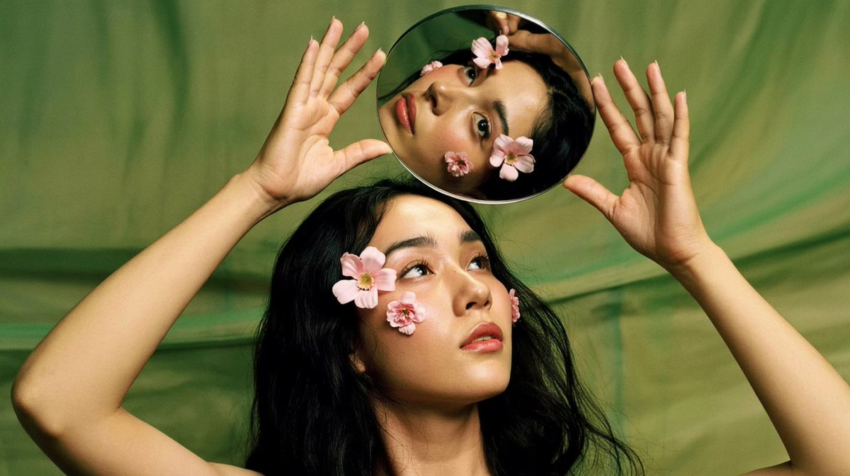 ai_not_fukuda's tweet image. 「AIに鏡面を理解してもらう」結構大変ですね。Ideogramでも、神威でKlingでも。現実世界では当たり前に起こる現象の言語化。改めてこの世界の仕組みについて。何か考えさせられるものがあります。とても楽しい体験です！#神威アート #kamuiart #Ideogram