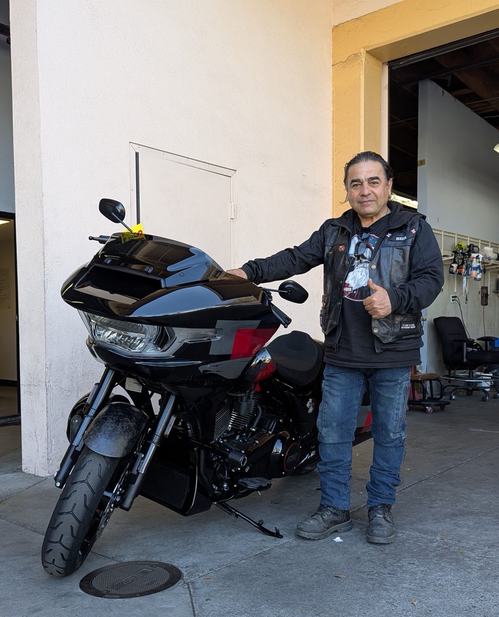 HDofGlendale's tweet photo. Edic is frequents our dealership, and was looking to upgrade his Road Glide ST. He traded it in for the newest CVO Road Glide ST in this years exclusive Hot Lap colorway. Congratulations &amp; enjoy the ride 🤘🤘🤘

#GlendaleHarley #LFR #HarleyDavidson https://t.co/usXJkz5YQ2