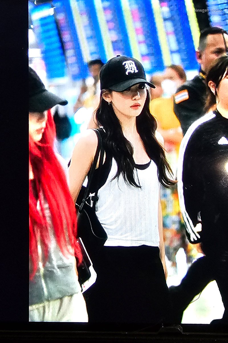 250427 [Preview] Safe flight P'Ningning 👸🏻✈️

AESPA UTO FEST THAILAND
#닝닝 #NINGNING #에스파 #aespa #UTOFESTGIRL #เอสป้าไงหนูไม่คุ้นหูหน่อยเหรอ