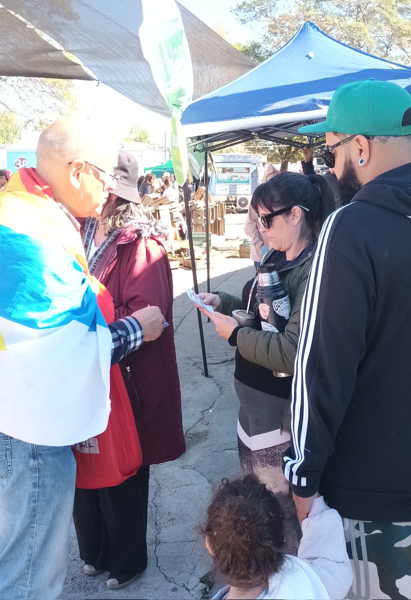 JSartoriF53's tweet photo. En la feria de Flor de Maroñas charlando con vecinos y con feriantes de la importancia de recuperar el #municioF para la gente 
El Frente vuelve!!! 
🟥🟦⬜️
@fa_popular 
@624Rumbo 
@MarioIntendent 
@MarianoTucci46 https://t.co/nhuESspsiQ