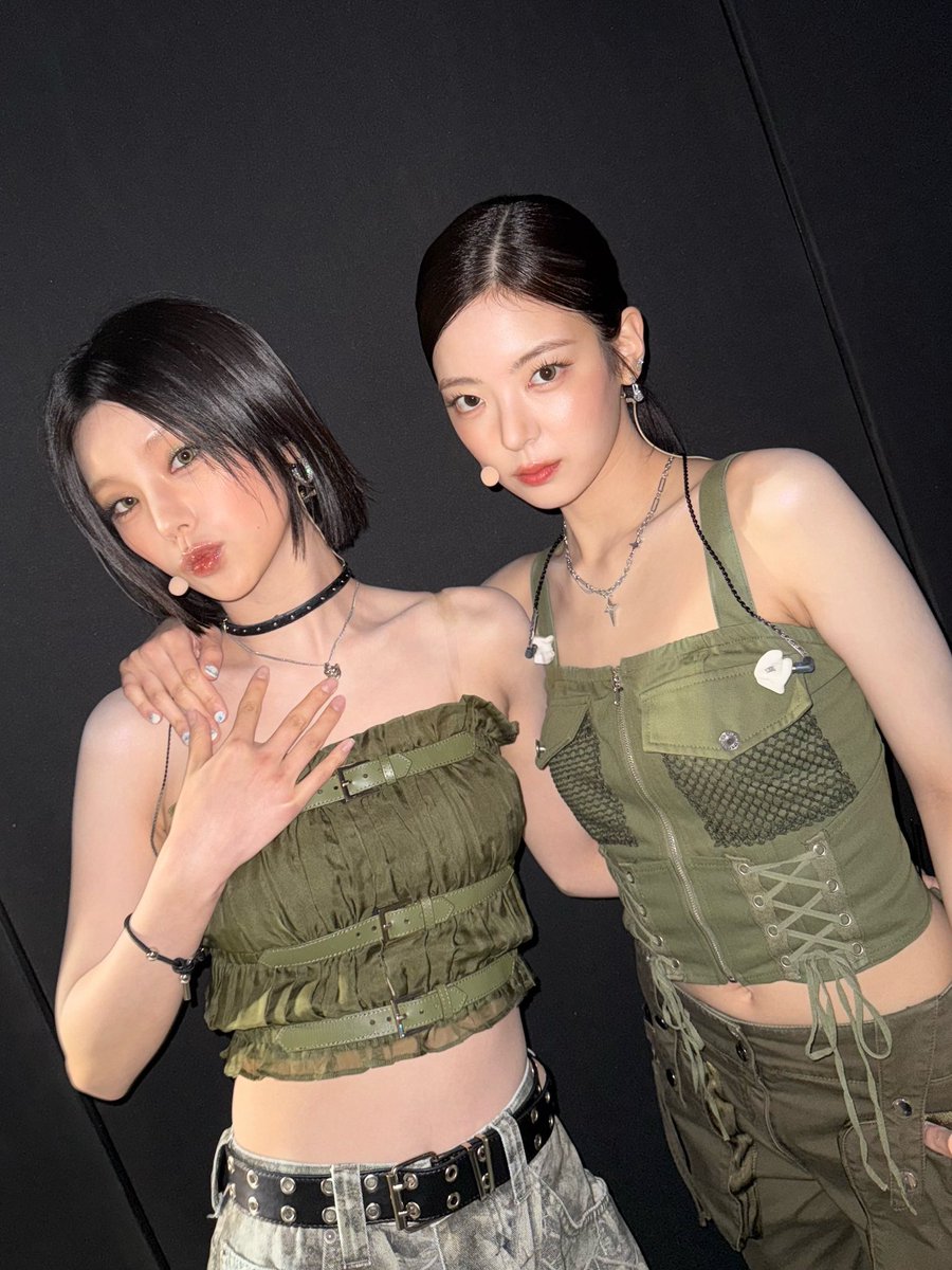 ITZYofficial's tweet photo. [ #UTOFEST ]
갑자기 믿지에게 성큼 다가온 눈부신 있지 ⸝⸝ʚ̴̶̷̆ˬʚ̴̶̷̆⸝⸝❤︎
방콕 믿지들의 뜨거운 응원으로 행복했던 오늘･.｡*

We were amazed by how shining our ITZY were ⸝⸝ʚ̴̶̷̆ˬʚ̴̶̷̆⸝⸝❤︎
Feeling happy thanks to all the cheers from Bangkok MIDZY 

#ITZY #MIDZY @ITZYofficial
#UTOFESTGIRLS
@officialUTOFEST