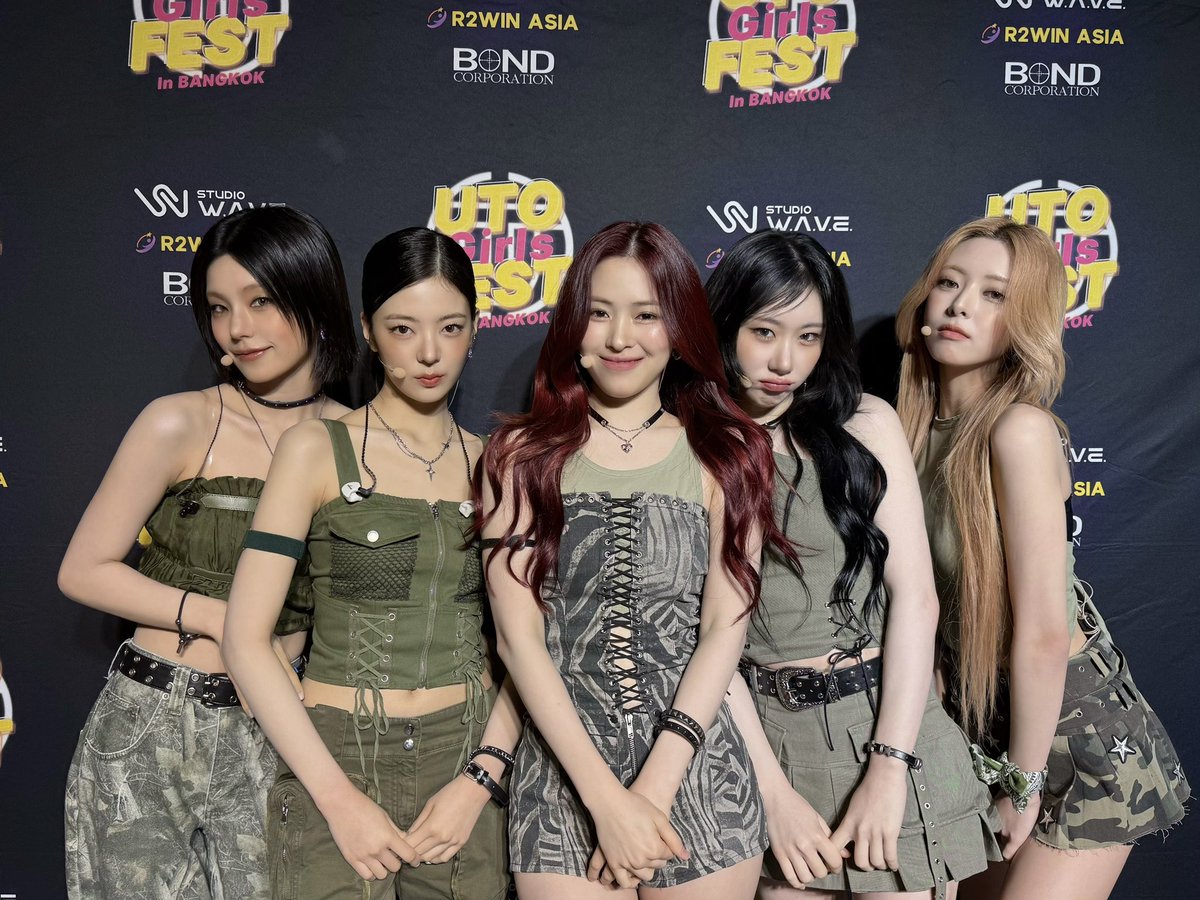 ITZYofficial's tweet photo. [ #UTOFEST ]
갑자기 믿지에게 성큼 다가온 눈부신 있지 ⸝⸝ʚ̴̶̷̆ˬʚ̴̶̷̆⸝⸝❤︎
방콕 믿지들의 뜨거운 응원으로 행복했던 오늘･.｡*

We were amazed by how shining our ITZY were ⸝⸝ʚ̴̶̷̆ˬʚ̴̶̷̆⸝⸝❤︎
Feeling happy thanks to all the cheers from Bangkok MIDZY 

#ITZY #MIDZY @ITZYofficial
#UTOFESTGIRLS
@officialUTOFEST